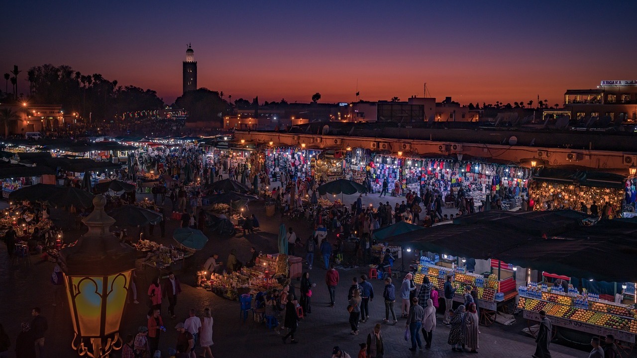 Marrakech, supranumit „Orașul Roșu”, e una dintre cele mai vibrante și fascinante destinații ale Marocului